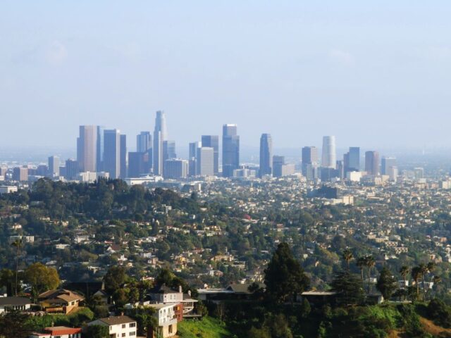 https://yuriydubkov.com/wp-content/uploads/2020/12/real-estate-in-Los-Angeles-1-640x480.jpg