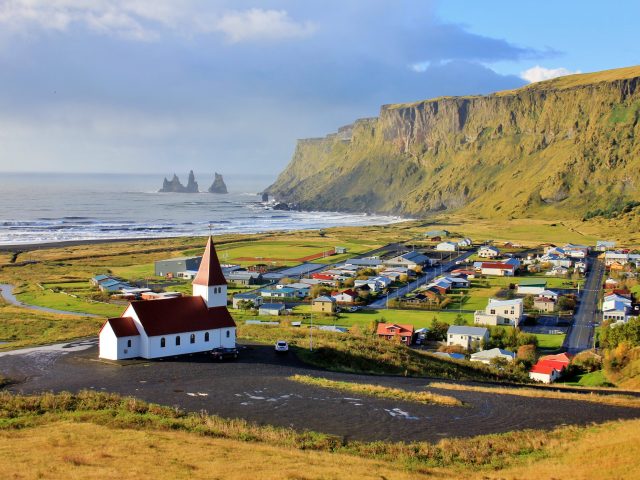 https://yuriydubkov.com/wp-content/uploads/2025/04/2019-04-iceland-vik-holiday-640x480.jpg