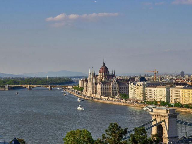 https://yuriydubkov.com/wp-content/uploads/2025/06/dana-sarsenbekova-0It55f_bKTw-unsplash-640x480.jpg