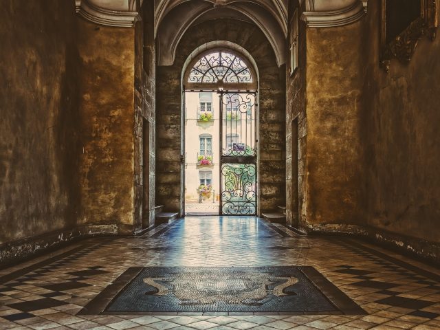 https://yuriydubkov.com/wp-content/uploads/2025/07/hallway-3615430_1920-640x480.jpg